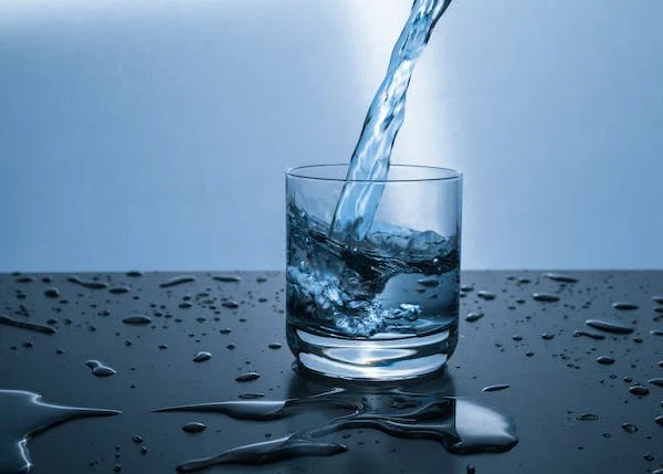 ¿Por qué el agua juega un papel clave en el proceso de adelgazamiento?